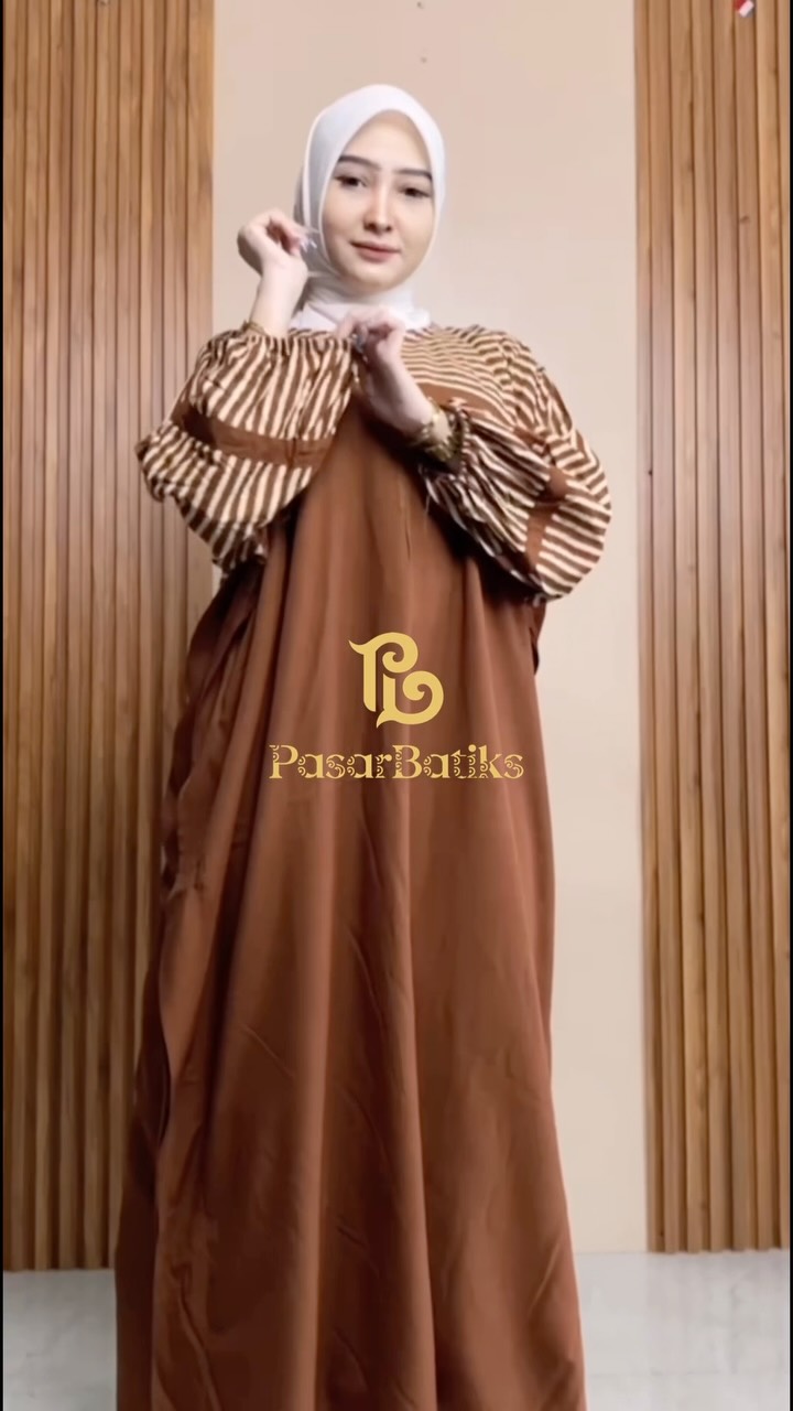 Koleksi busana cokelat Pasar Batiks